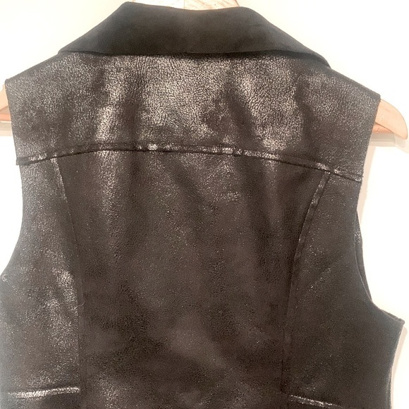 Sz M Unstructured Black Faux Leather and Faux Fur Vest w Side Zipper Pockets - Picture 10 of 13